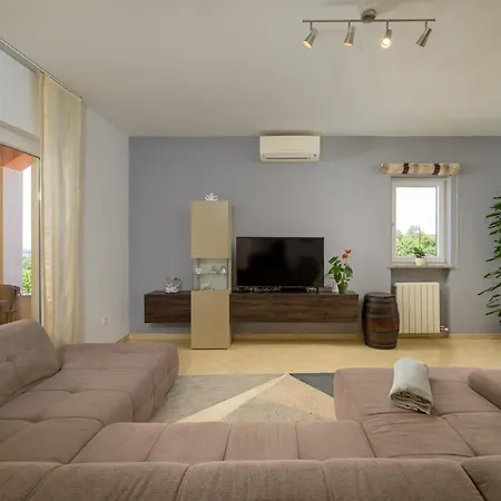 Tana Villa